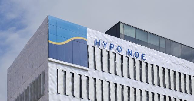 Außenansicht HYPO NOE Zentrale in St. Pölten, Close Up von dem Logo und Aufschrift
